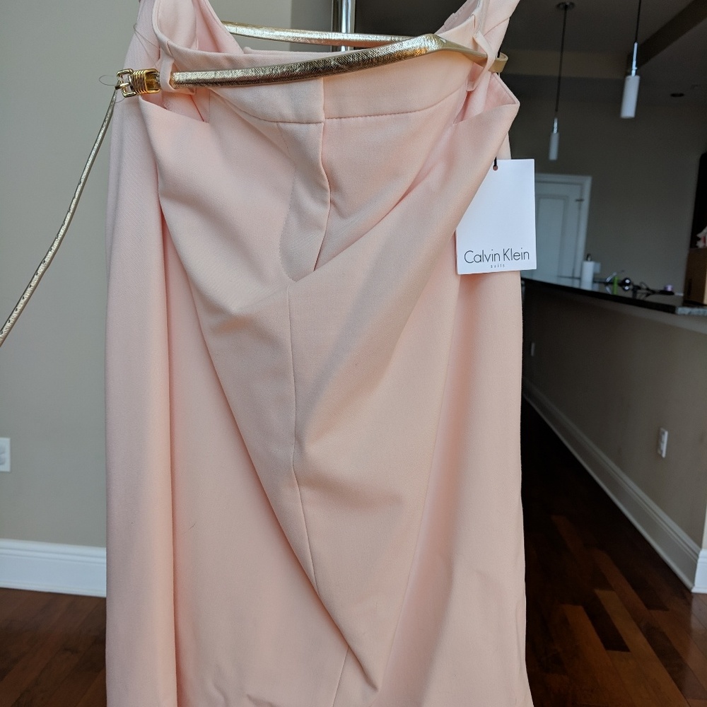 Calvin Klein Size 6 Suit Skirt with Gold Belt